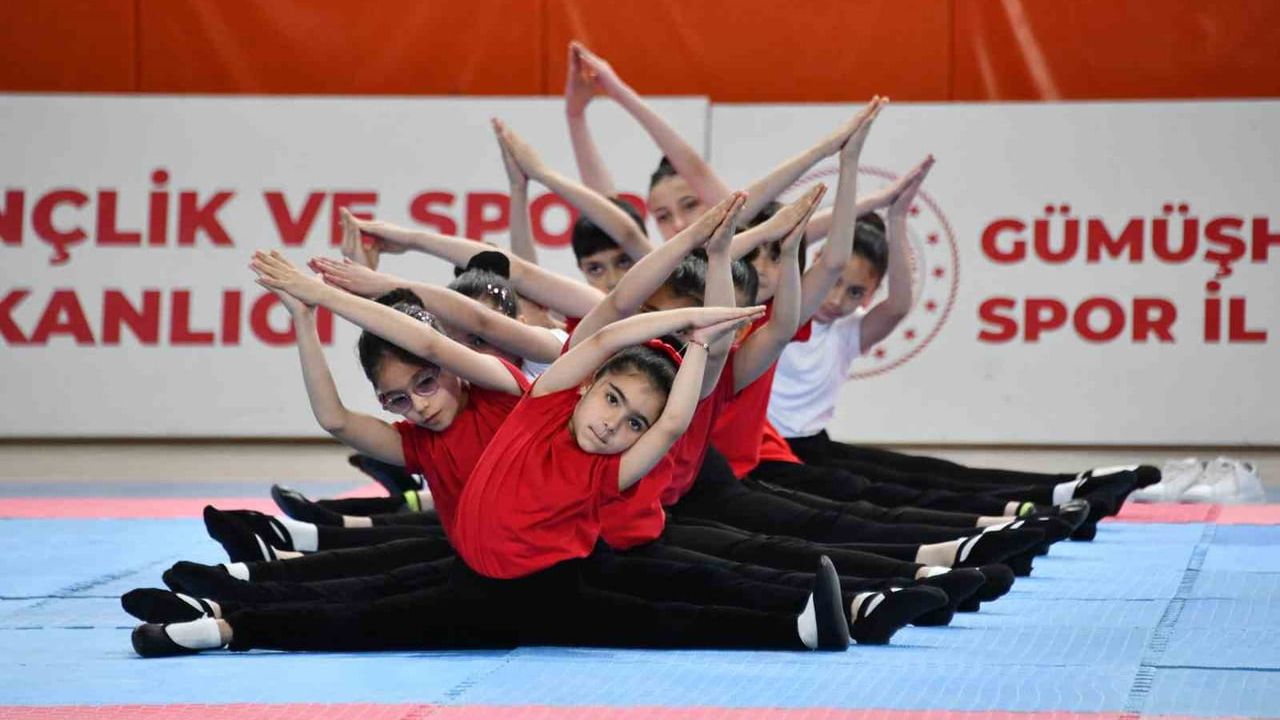 Gümüşhane'de 19 Mayıs Coşkuyla Kutlandı: Program Aydın Doğan Spor Salonu'nda Gerçekleşti