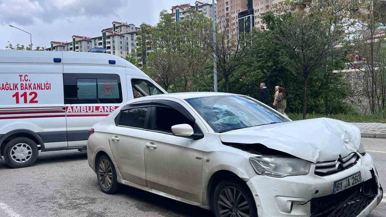 Gümüşhane'de Elmalı Caddesi'nde 4 araçlı zincirleme kaza: 4 yaralı