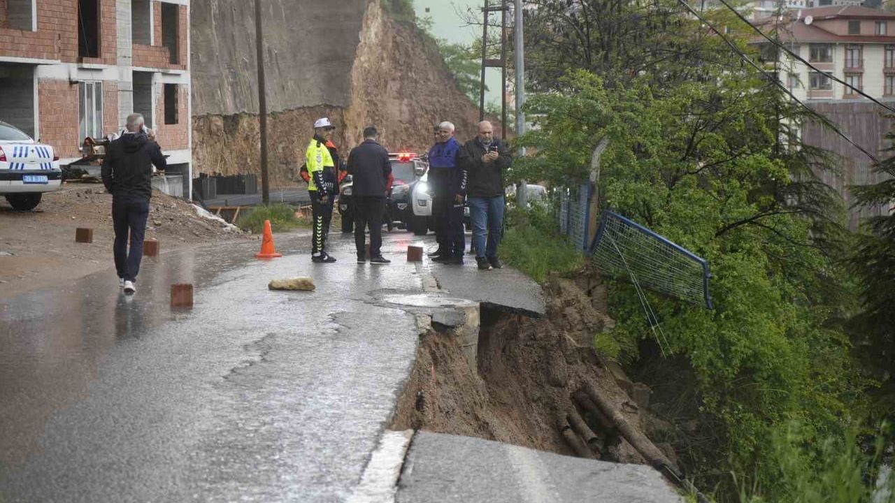 Gümüşhane'de Karşıyaka Mahallesi'nde Aşırı Yağış Sonrası Yol Çökmesi, Bölge Trafiğe Kapandı
