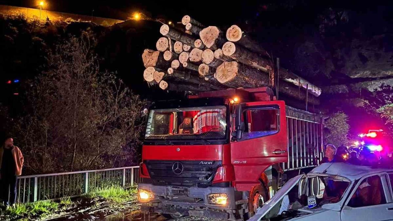 Gümüşhane’de köprü girişinde kafa kafaya çarpışma: 2’si ağır 3 yaralı