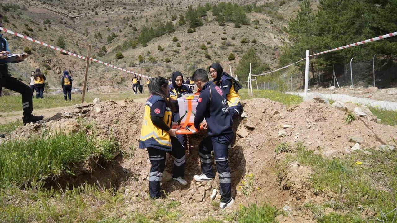 Gümüşhane'de Üniversite Öğrencileri Afet Tatbikatında Gerçeğe Yakın Parkurlarda Yarıştı
