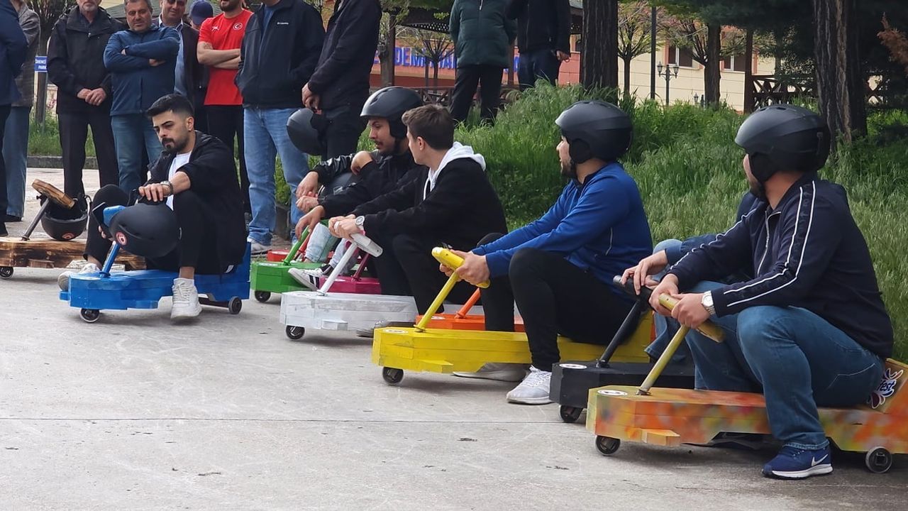 Gümüşhane Üniversitesi'nde Günifest'te geleneksel bilyalı araba yarışları ilgi gördü