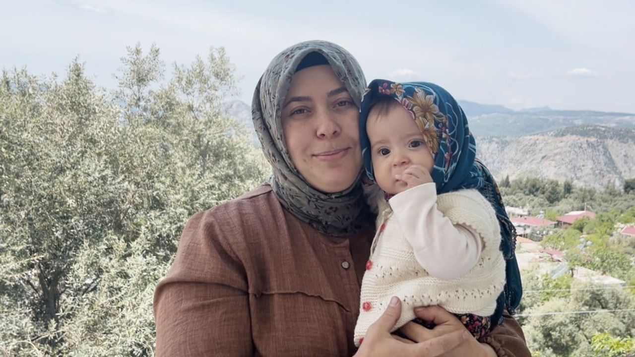 Gündoğmuş'tan paylaşılan doğal anlar: Anne Elif Özer ve 7,5 aylık kızı Gökçe sosyal medyada milyonlara ulaştı