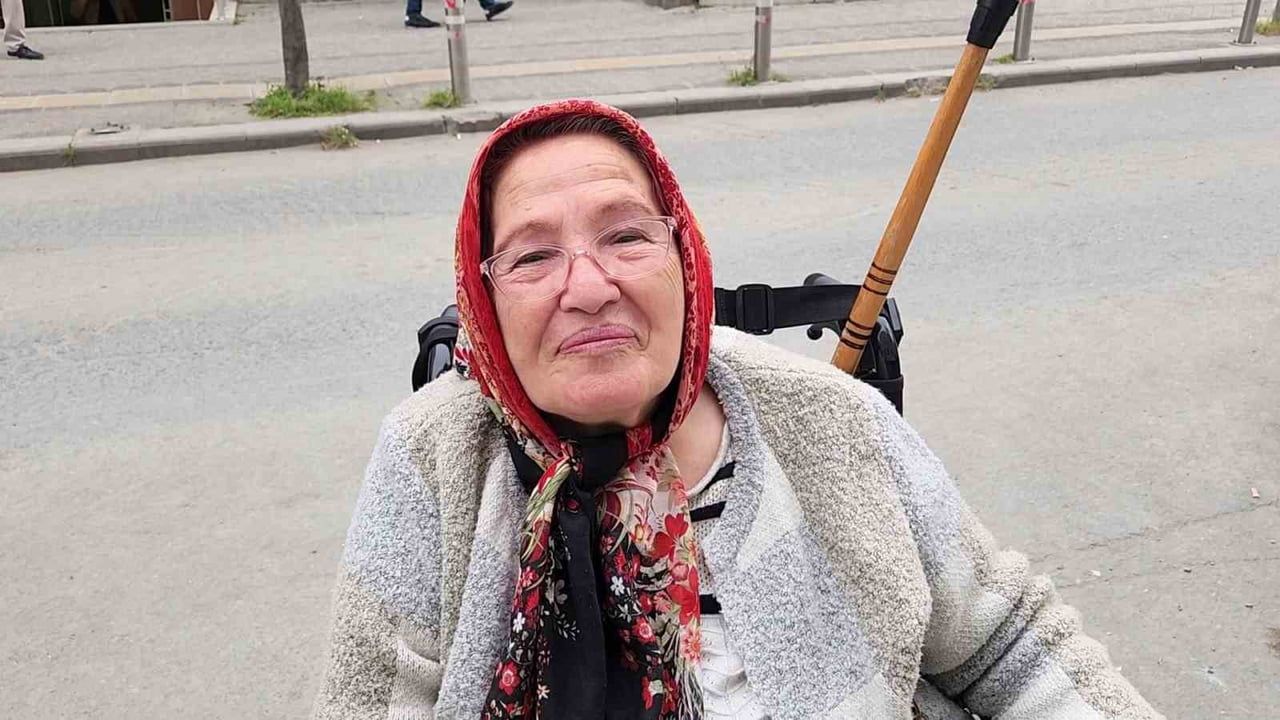Güngören'de rampası olmayan markete giremeyen yaşlı kadın, girişe engelli rampası istedi