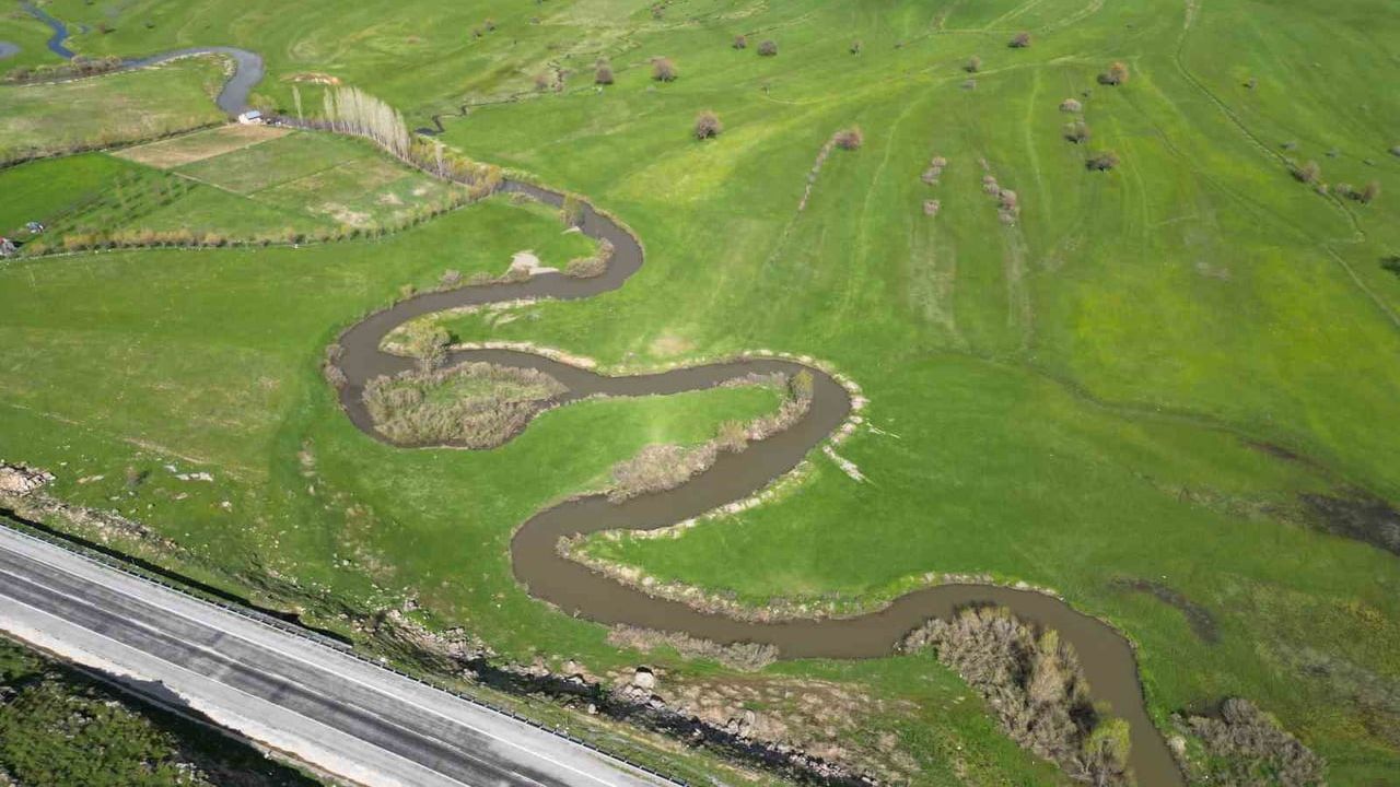 Güzeldere Menderesleri: Bitlis'te Baharla Birlikte Canlanan Doğal Manzara