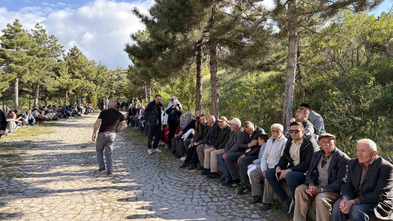 Güzelyurt’ta Bayram Arifesi Geleneği: Şekerli Mezarlık Ziyareti Sürüyor
