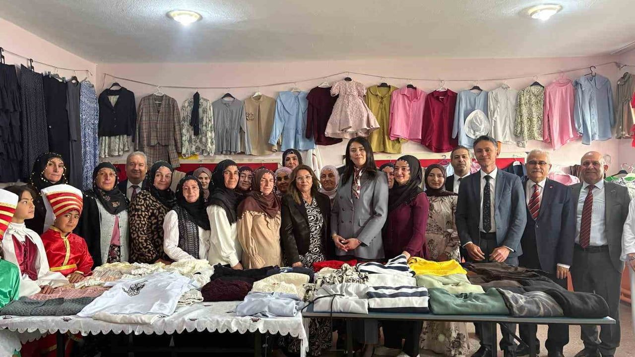 Hacıabdullah'ta Giyim Üretim Kursu yıl sonu sergisi: El emeği ürünler ziyaretçilere sunuldu
