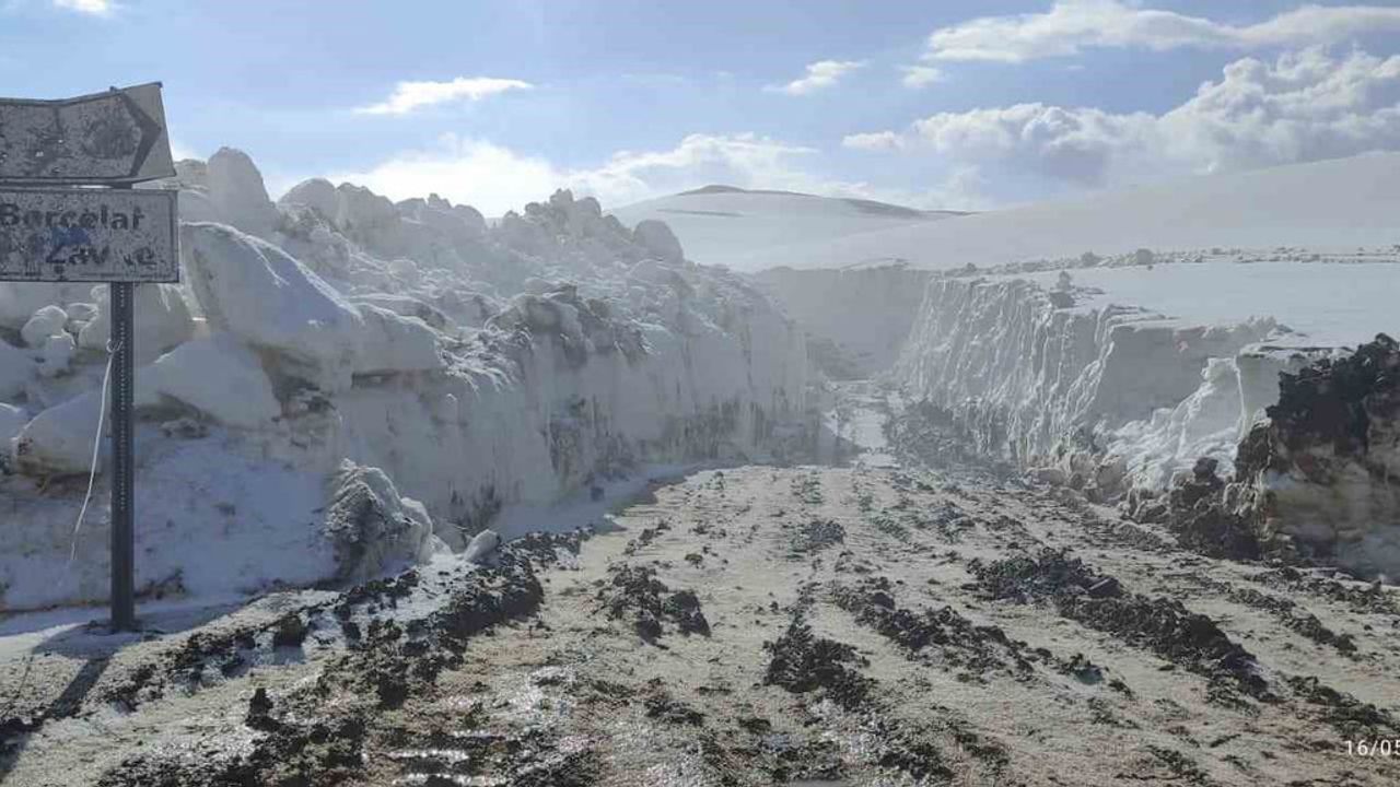Hakkari'de 3 bin 500 rakımlı Berçelan Yaylası'nda Mayıs'ta 4 metreye varan kar