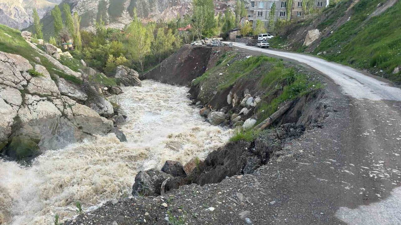 Hakkari'de Cami Caddesi çöktü: İki mahalleyi bağlayan yol zarar gördü