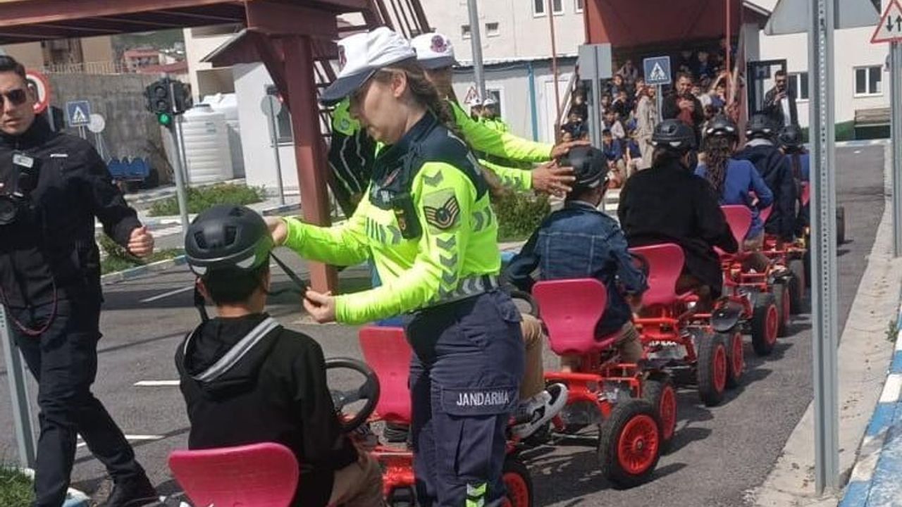 Hakkari'de polis ekiplerinden öğrencilere trafik güvenliği eğitimi