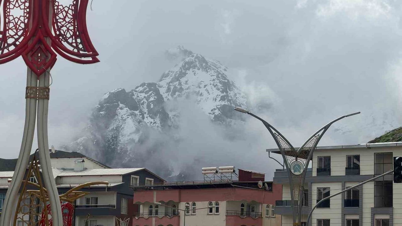 Hakkari'de Sümbül Dağı Mayısta Beyaza Büründü