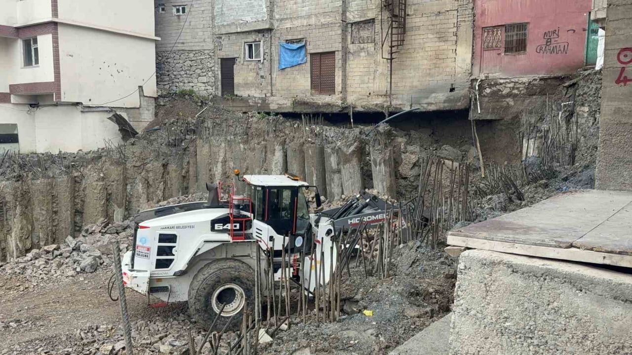 Hakkari'de toplum sağlığı merkezi kazısı sonrası zemin kayması: Fore kazıklar devrildi, 6 bina riskli