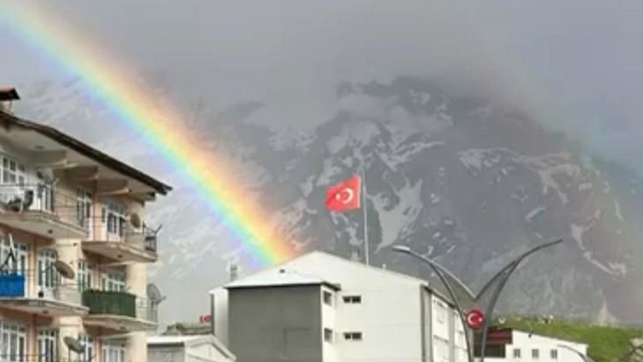 Hakkari'de Yağmur Sonrası Gökkuşağı Şehir Merkezinde Etkileyici Görüntüler Oluşturdu
