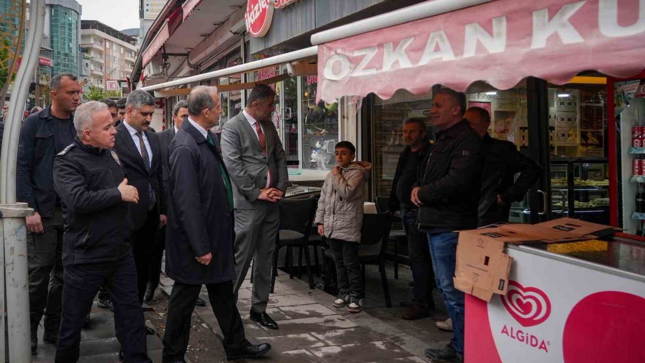 Hakkari'de zemin kayması: 6 bina tahliye edildi, Vali Taşyapan bölgeyi inceledi