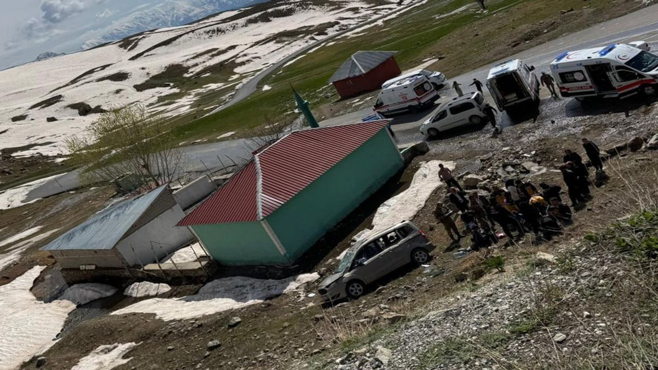 Hakkari Durankaya Çeşme Mevkisinde Trafik Kazası: 4 Kişi Yaralandı