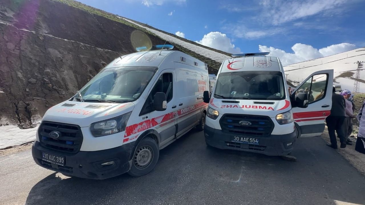 Hakkari'nin Yüksekova ilçesinde minibüs kazası: Ölü sayısı 2’ye yükseldi