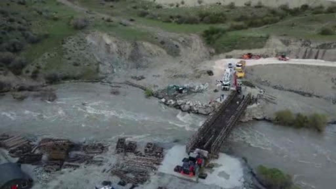 Hakkâri-Van yolunda heyelan sonrası TSK’nin panel köprü çalışmaları tamamlanıyor