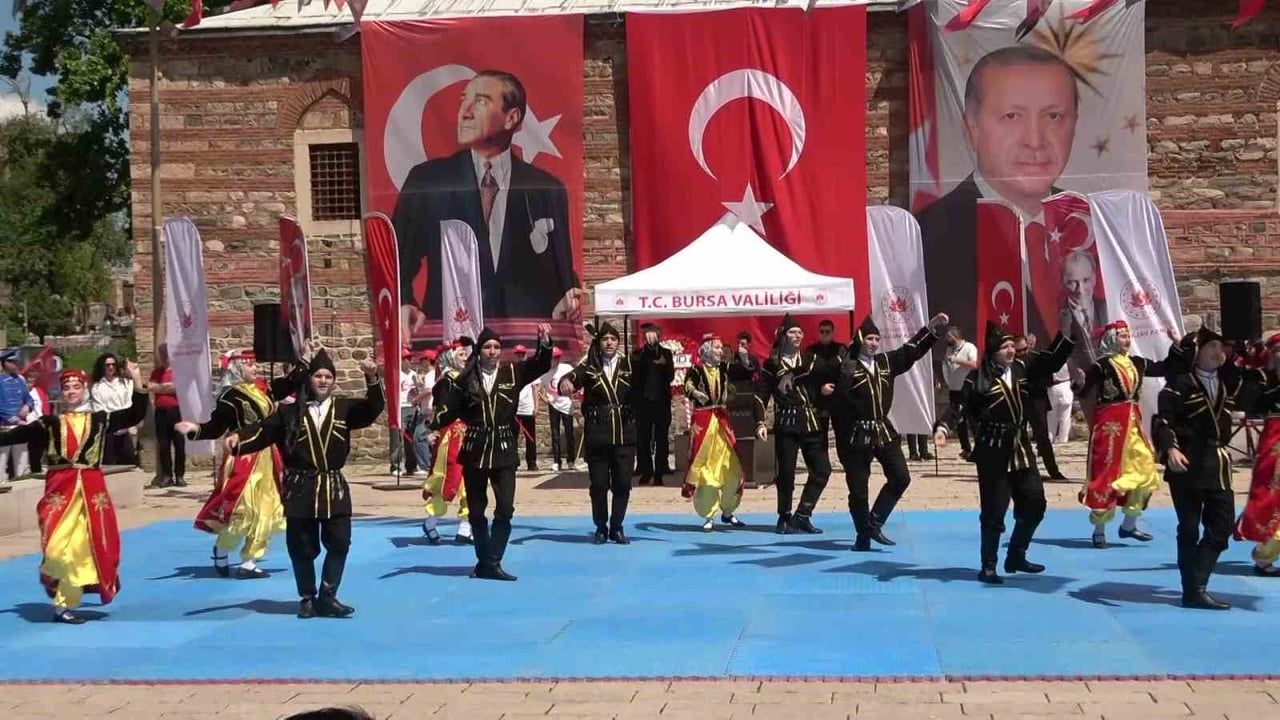 Hanlar Bölgesi'nde 19 Mayıs Coşkusu: Çarşıbaşı Meydanı'nda Yoğun Katılım