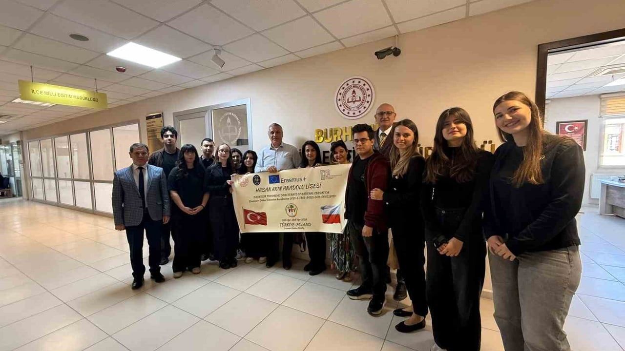 Hasan Akın Anadolu Lisesi Öğrencileri Erasmus+ Polonya Programı Dönüşünde İlçe Milli Eğitim Müdürü'nü Ziyaret Etti