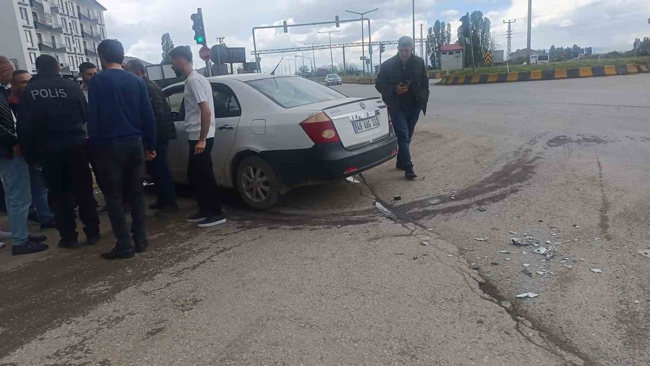 Hasköy'de hafriyat kamyonu ile otomobil çarpıştı: 1 kişi hafif yaralandı