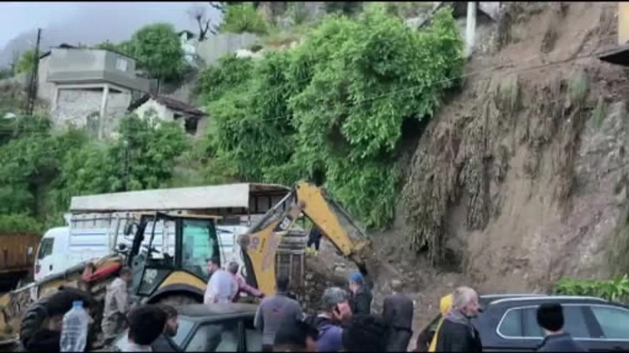 Hatay Antakya'da göçük: Aşırı yağış sonrası 2 kişiyi kurtarma çalışmaları sürüyor