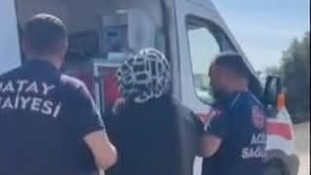 Hatay Arsuz Akçalı Mahallesi'nde şarampole devrilen otomobilin sürücüsü yaralandı