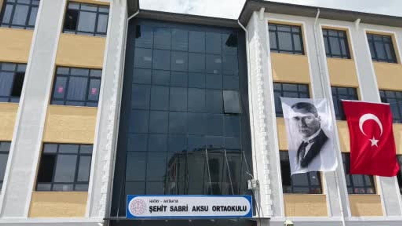 Hatay'da 237. eğitim yuvası açıldı: Şehit Pilot Sabri Aksu'nun kamuflajlı temsili figürü ailesinden tam not aldı