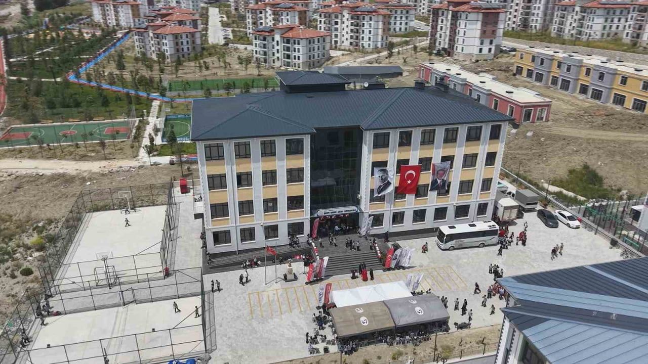 Hatay'da 237. eğitim yuvası: Şehit Sabri Aksu Ortaokulu hizmete açıldı