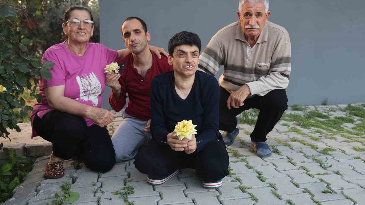 Hatay'da 52 yıldır akraba evliliğinden doğan üç engelli evlada bakan anne