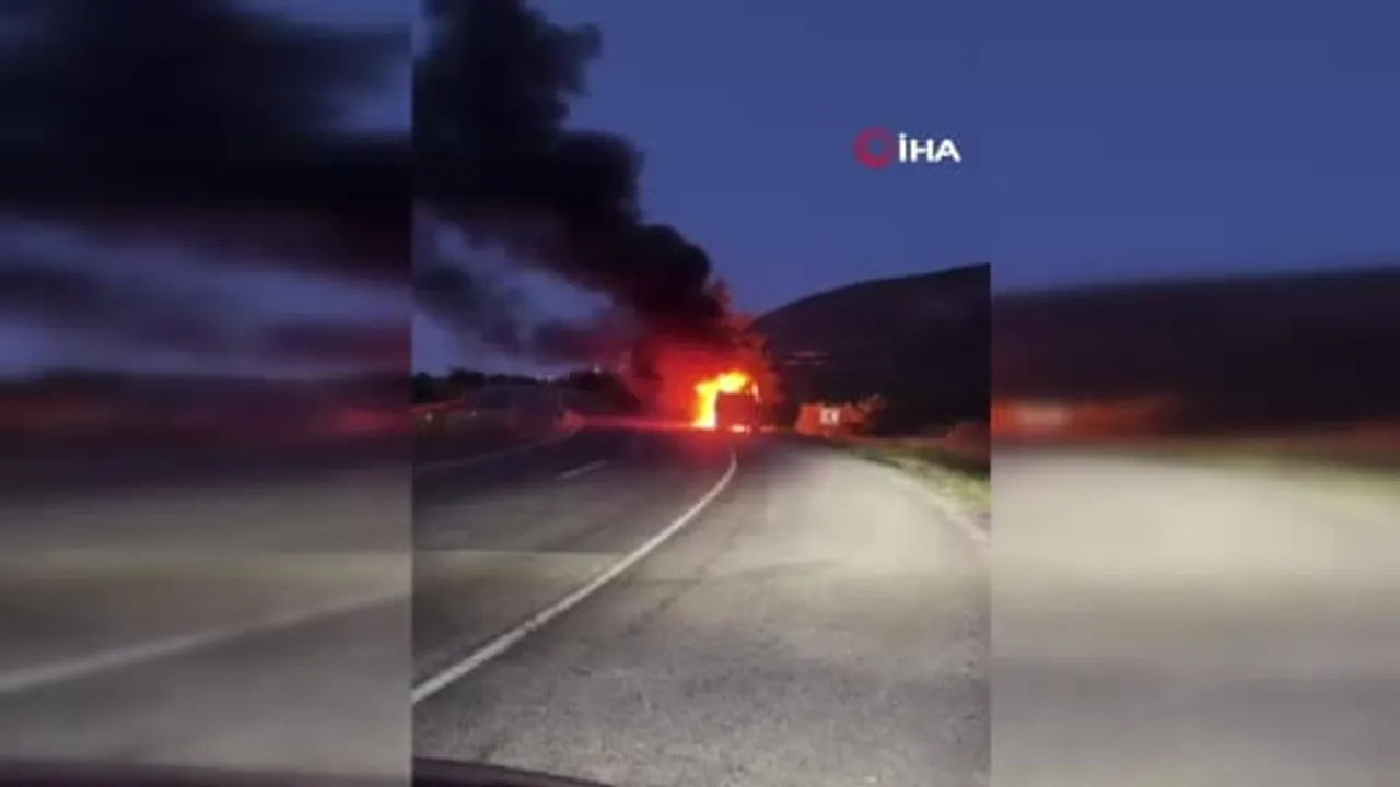 Hatay'da Antakya - İskendeurn yolunda seyir halindeki tır yandı, kullanılmaz hale geldi