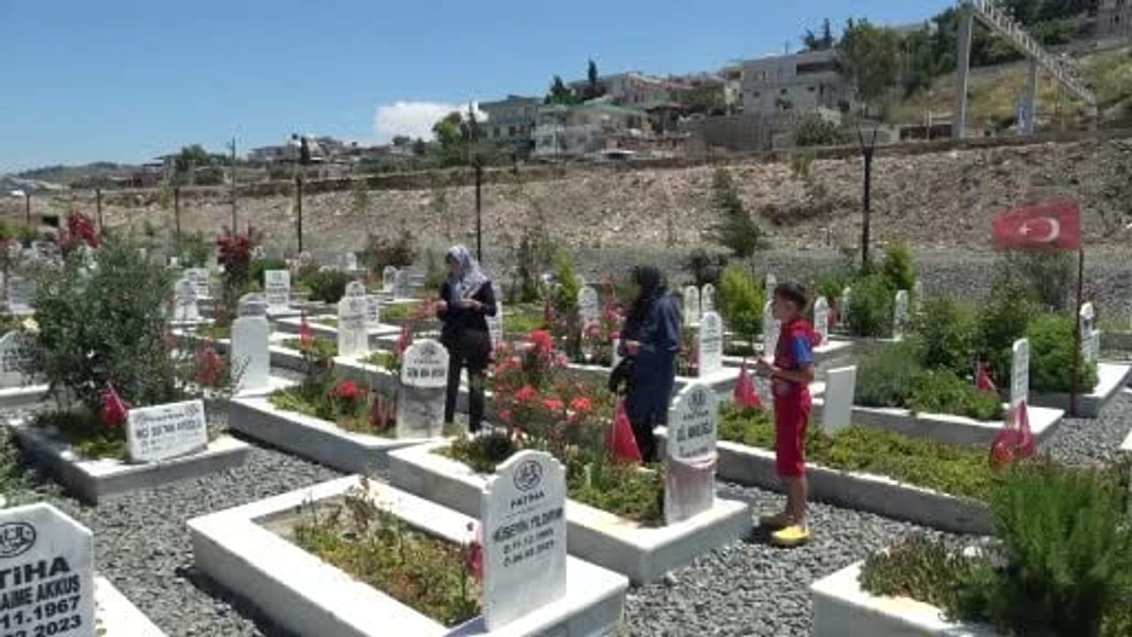 Hatay'da deprem mezarlığında buruk arefe ziyaretleri