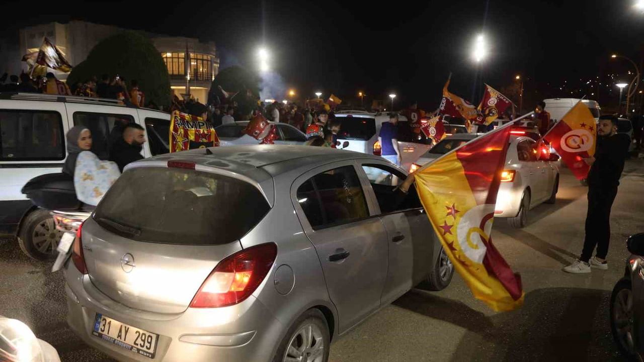 Hatay'da Galatasaray'ın üst üste 4. şampiyonluğu meşaleler ve konvoylarla kutlandı