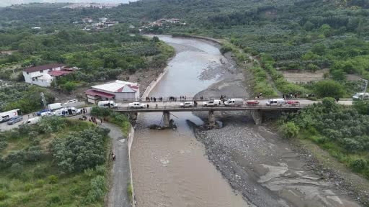 Hatay’da Karaçay Köprüsü Çöküşü: 19 ve 20 Yaşındaki İki Genç Araçla Akıntıya Kapıldı, Arama Çalışmaları Sürüyor
