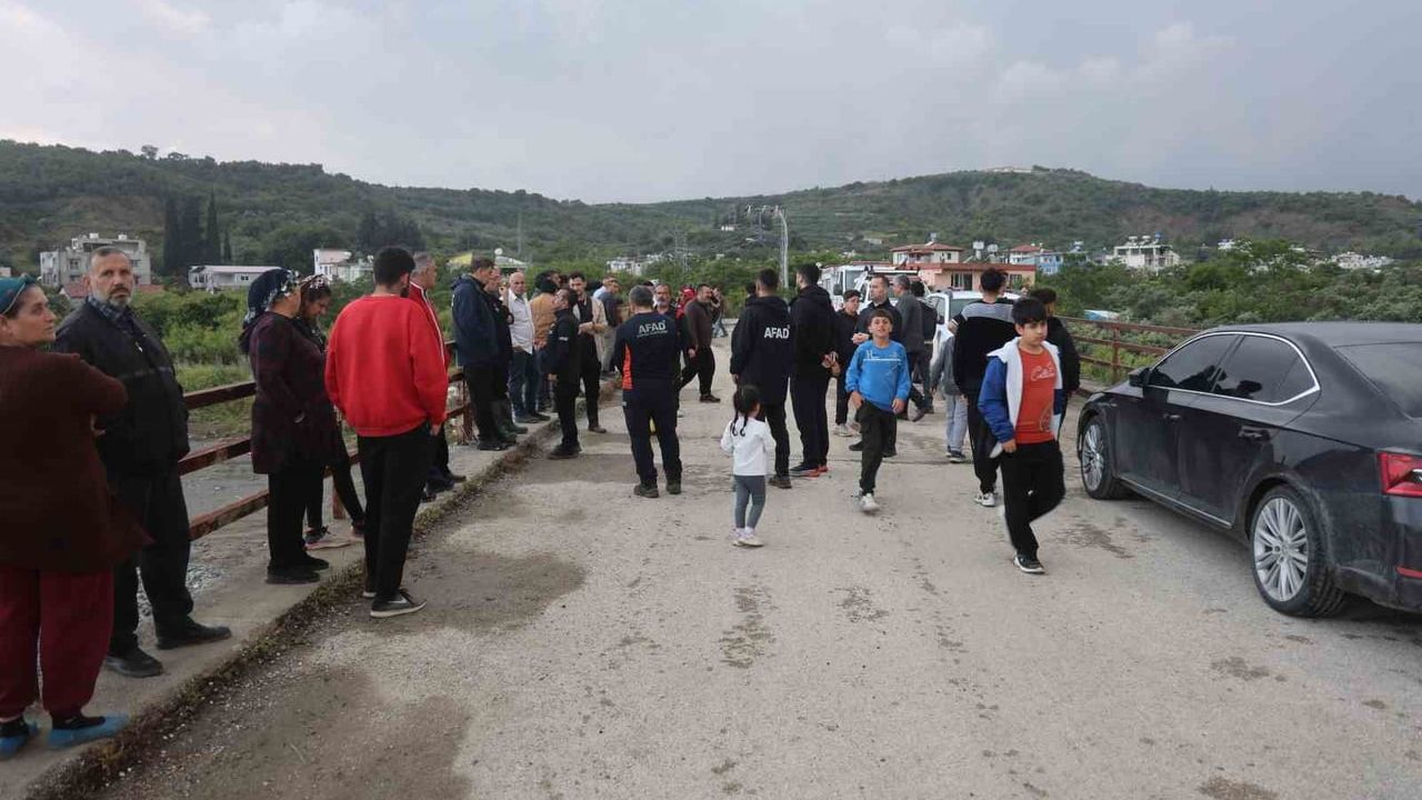 Hatay'da Karaçay Nehri taşkını: Köprü çöktü, 2 genç araçla akıntıya kapıldı