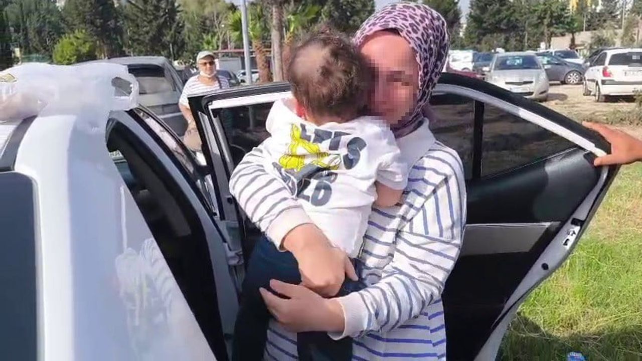 Hatay'da otomobilde mahsur kalan 1,5 yaşındaki çocuk itfaiye tarafından kurtarıldı