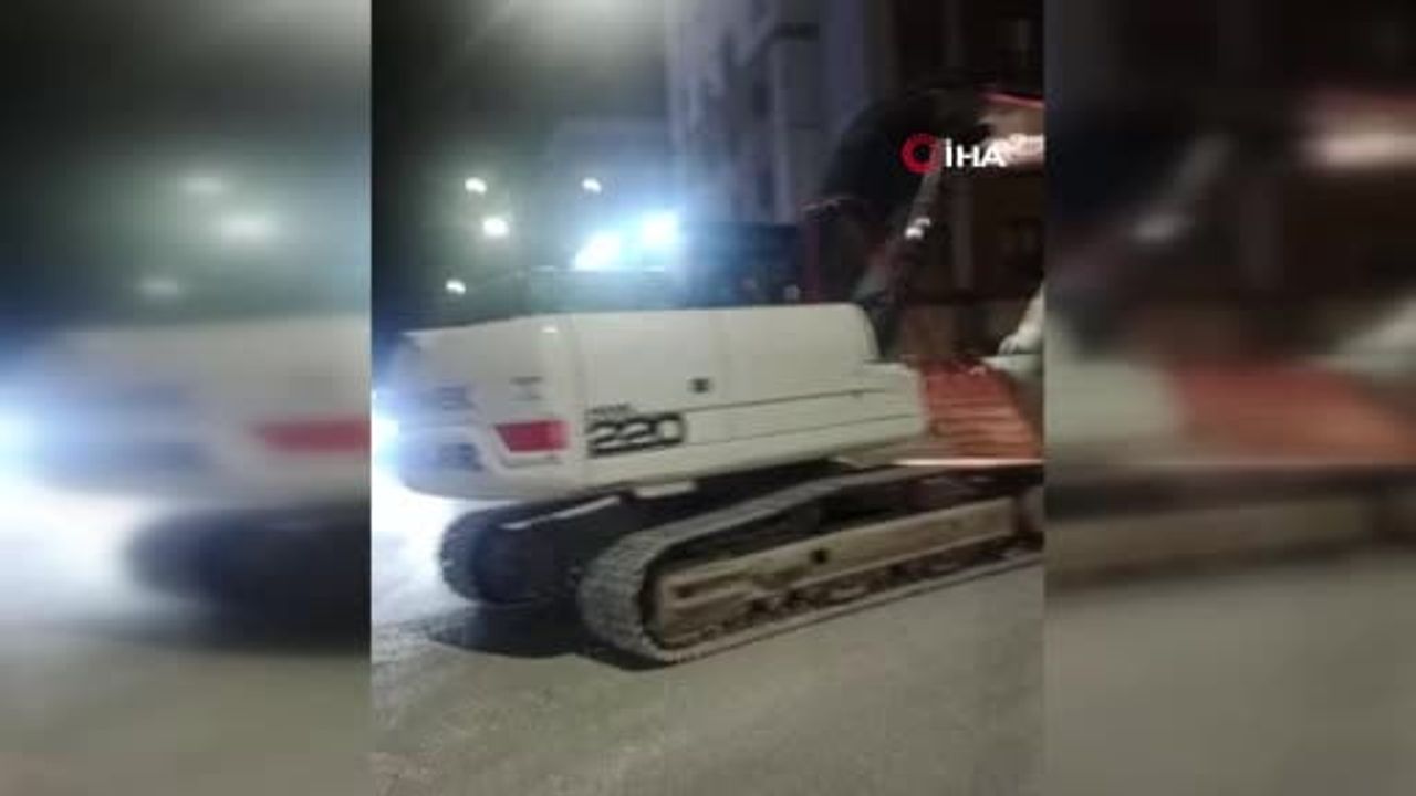Hatay'da paletli kepçenin asfaltı zarar verdi: Gülderen Mahallesi'nden tepki