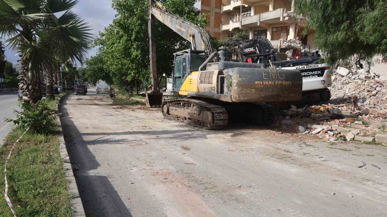 Hatay'da park halindeki iş makinesine çarpan otomobilin 20 yaşındaki sürücüsü yaşamını yitirdi