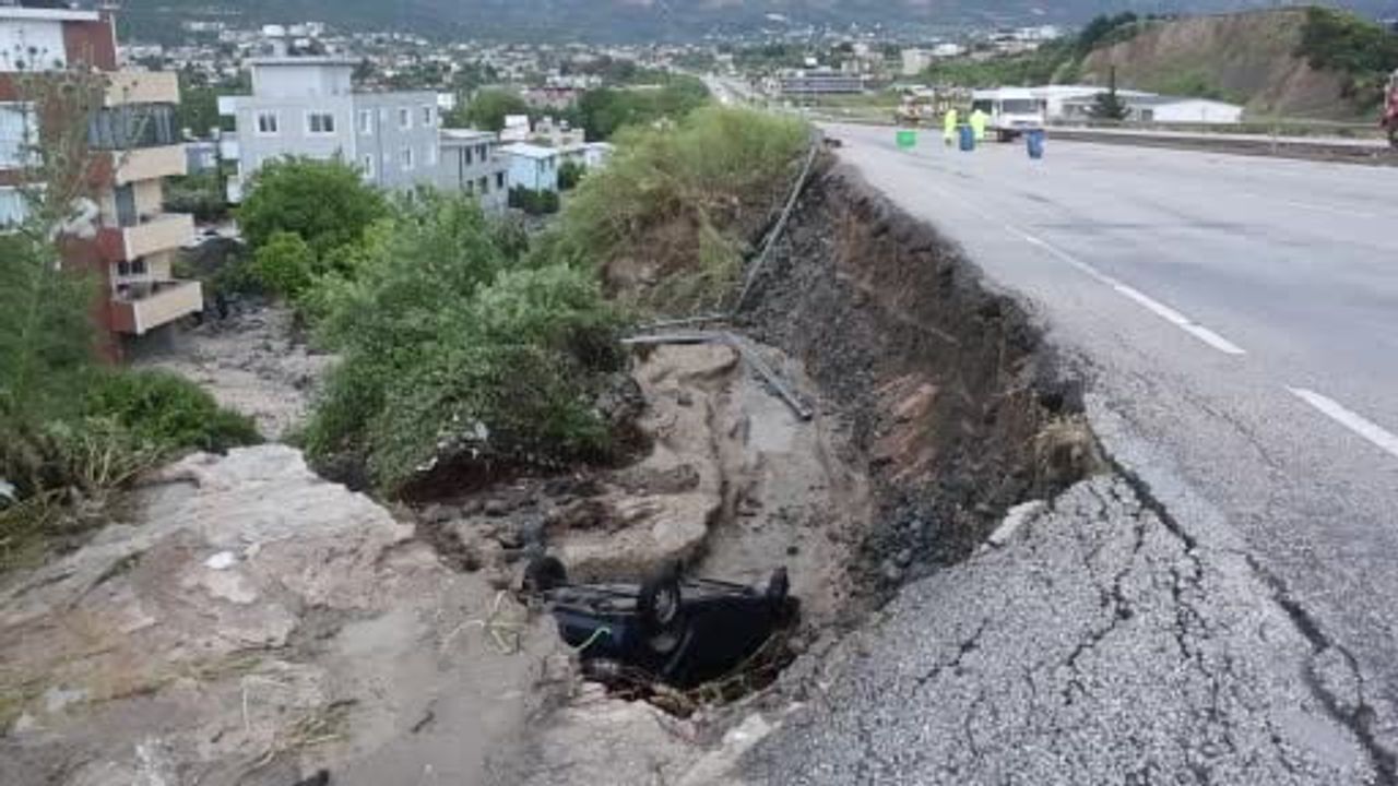 Hatay'da sağanak sonrası çöken yoldan düşen otomobilin sürücüsü yaşamını yitirdi