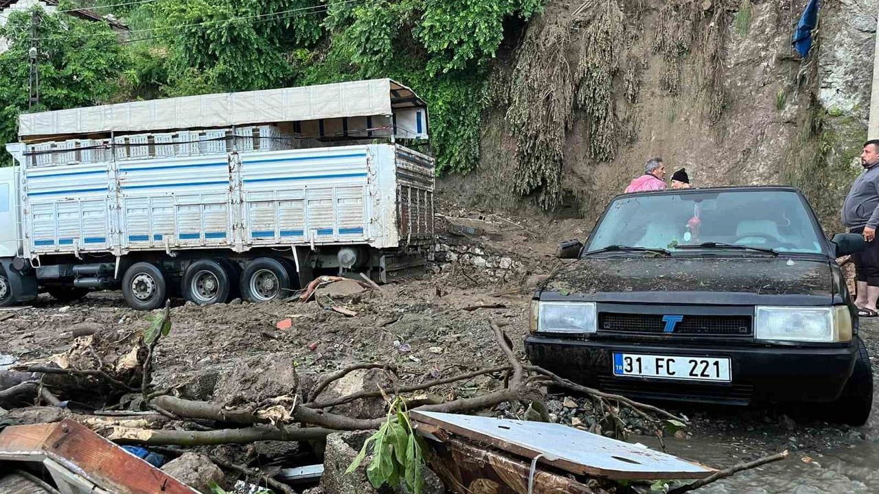 Hatay'da sağanak sonrası heyelan: Antakya'da müstakil ev çöktü — 1 ölü, 2 yaralı