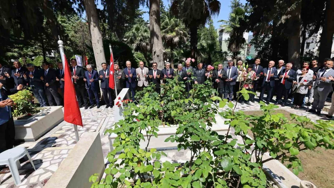 Hatay'da şehitlik ziyareti: Vali Mustafa Masatlı şehit babasının elini öpüp bayramını kutladı