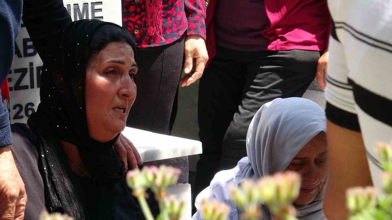 Hatay'da selde yaşamını yitiren 19 yaşındaki Deniz Hoşgel defnedildi; annesinin sözleri törene damga vurdu