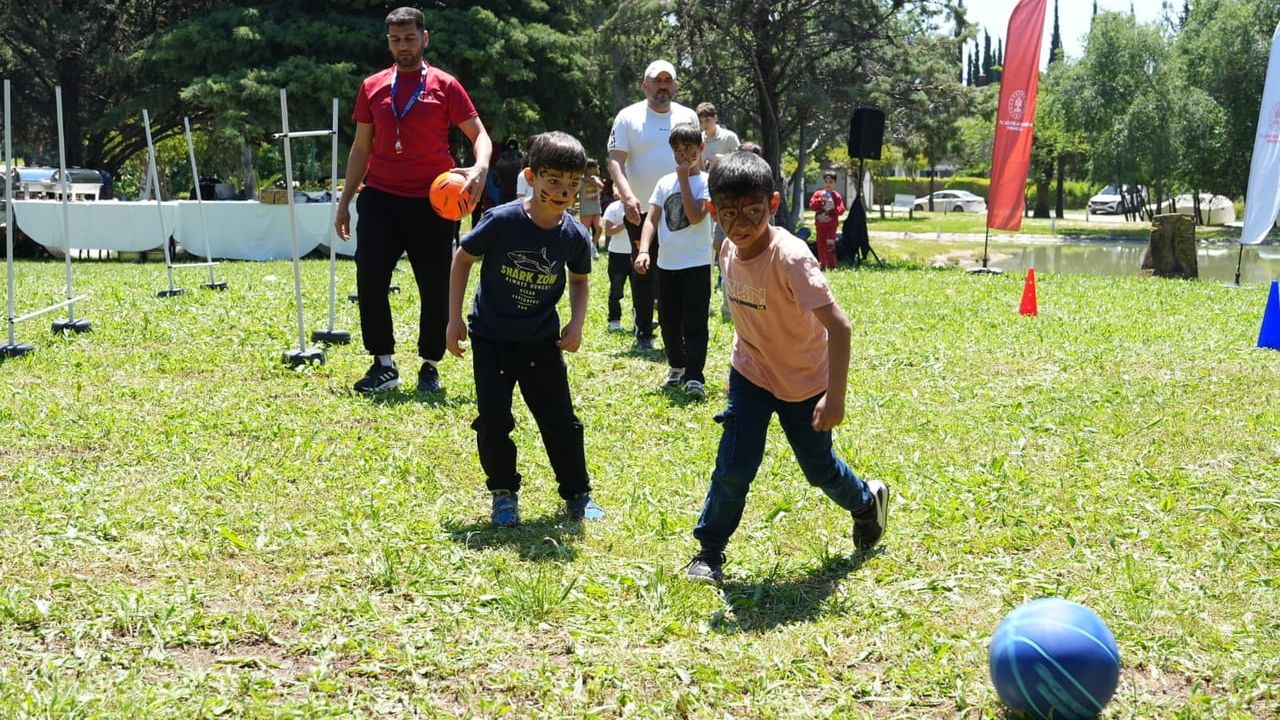 Hatay'da Vakıf Haftası pikniğinde depremzede çocuklar eğlendi