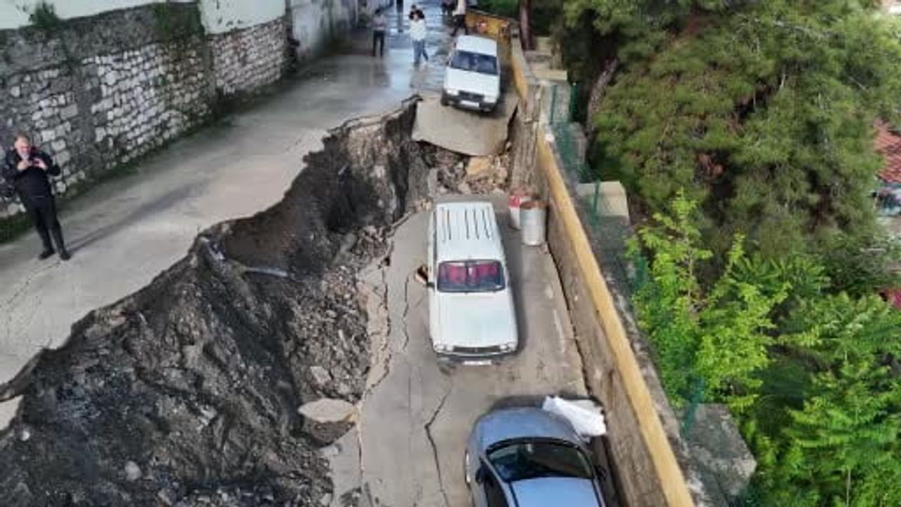 Hatay'da yol çökmesi: Antakya Bağrıyanık Mahallesi'nde 5 araç zarar gördü