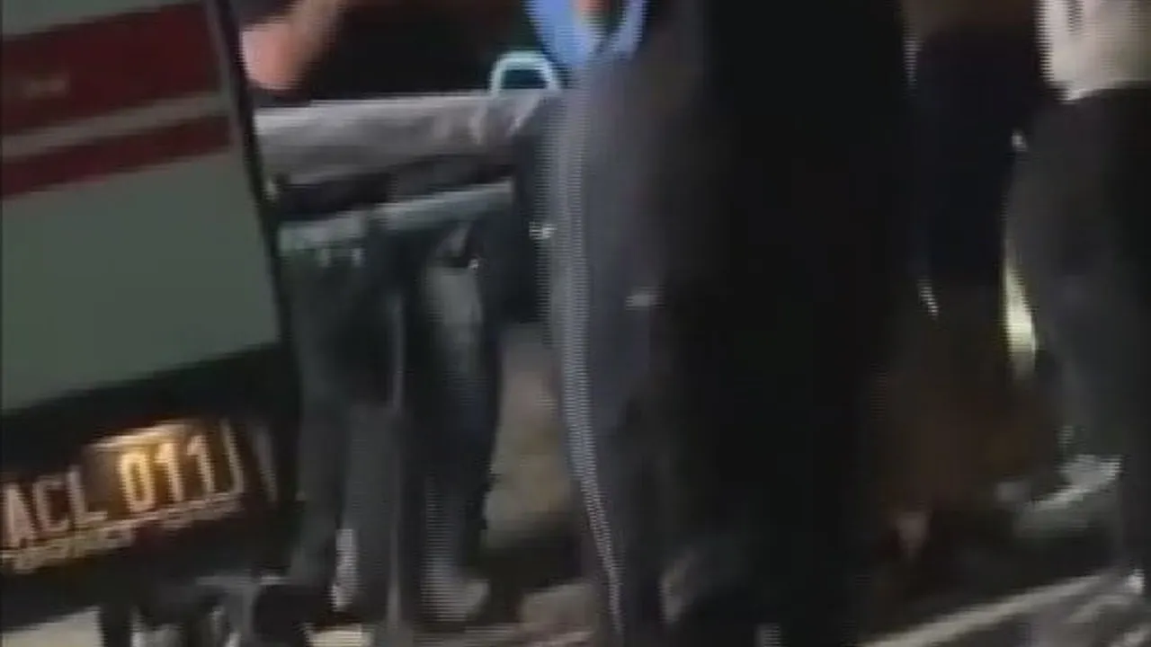 Hatay Defne'de alkollü sürücünün minibüsü iş yerine girdi: 2 yaralı