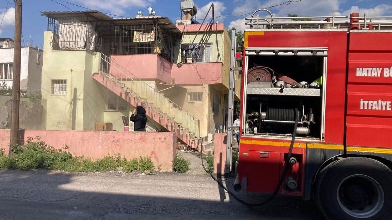 Hatay Dörtyol'da 2 Katlı Müstakil Evde Çıkan Yangın Büyümeden Söndürüldü