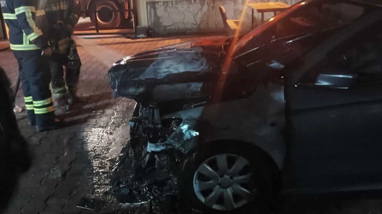 Hatay Dörtyol'da Park Halindeki Otomobilin Motoru Alevlendi; Yangın İtfaiye Ekiplerince Söndürüldü