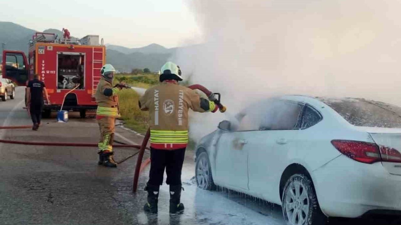 Hatay Hassa'da seyir halindeki otomobil alev aldı; itfaiye müdahalesiyle söndürüldü