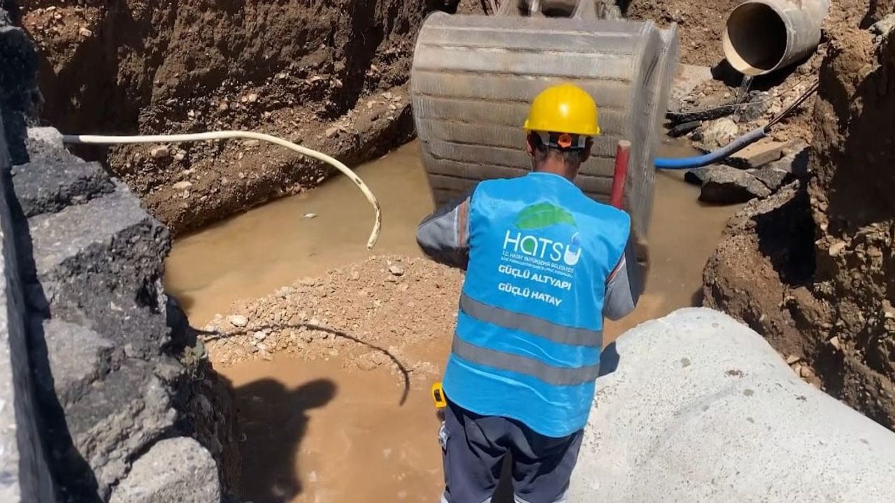 Hatay İskenderun'da ana su borusu patladı, sanayi ve iş yerleri su altında kaldı