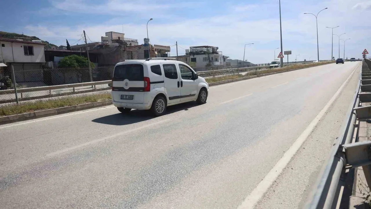 Hatay Narlıca'da Yaklaşık 200 Koyun Üst Geçitte Yürüdü, Vatandaşlar Görüntüledi