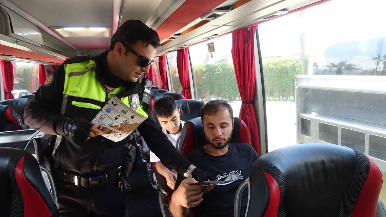 Hatay otogarında bayram öncesi emniyet kemeri bilgilendirmesi: Trafik ekipleri broşür dağıttı, yolcular uyarıldı